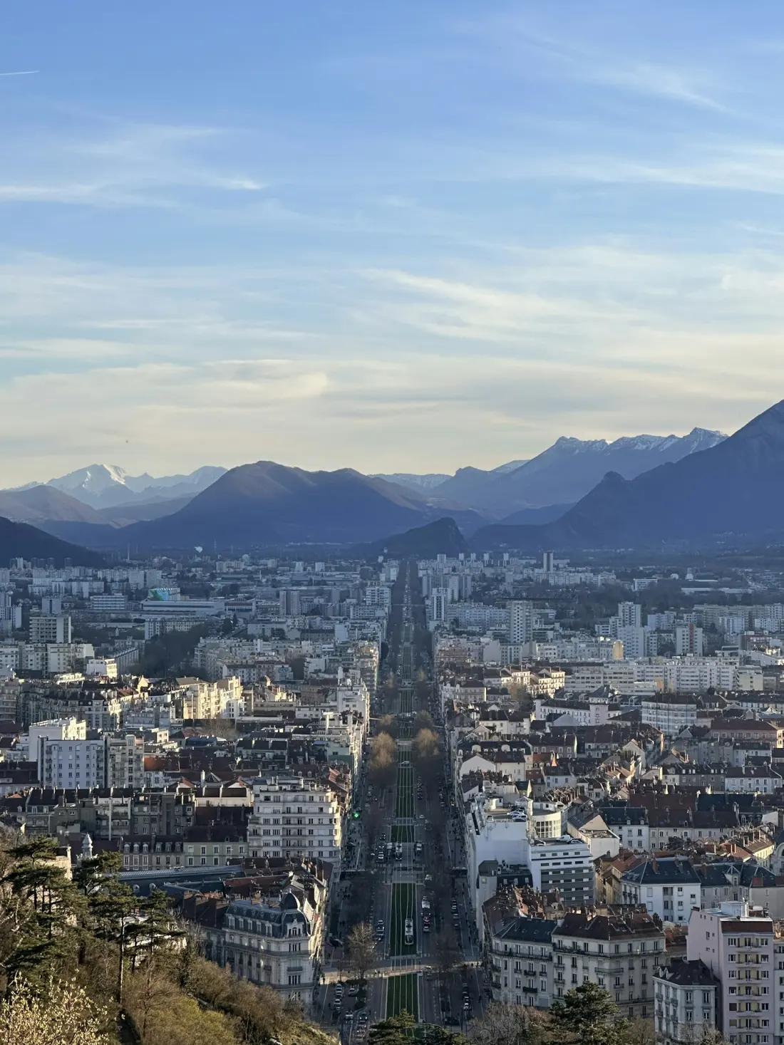 Vue sur Grenoble depuis les hauteurs, les massifs en arrière-plan